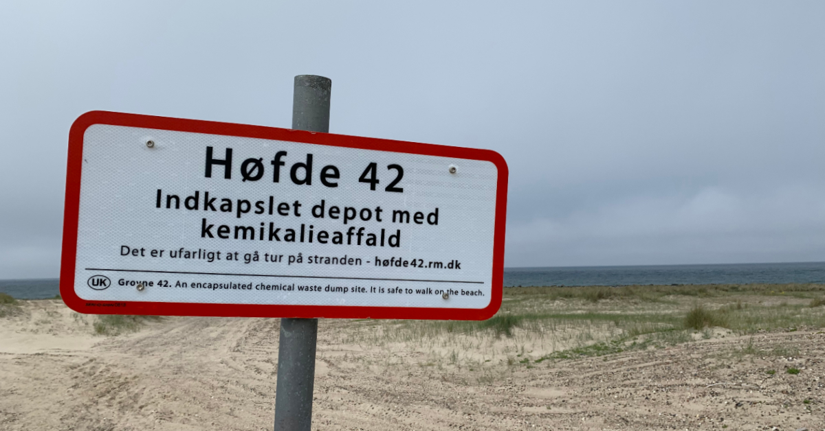 Skiltet på stranden ud for Høfde 42 mellem Thyborøn og Harboøre i Vestjylland